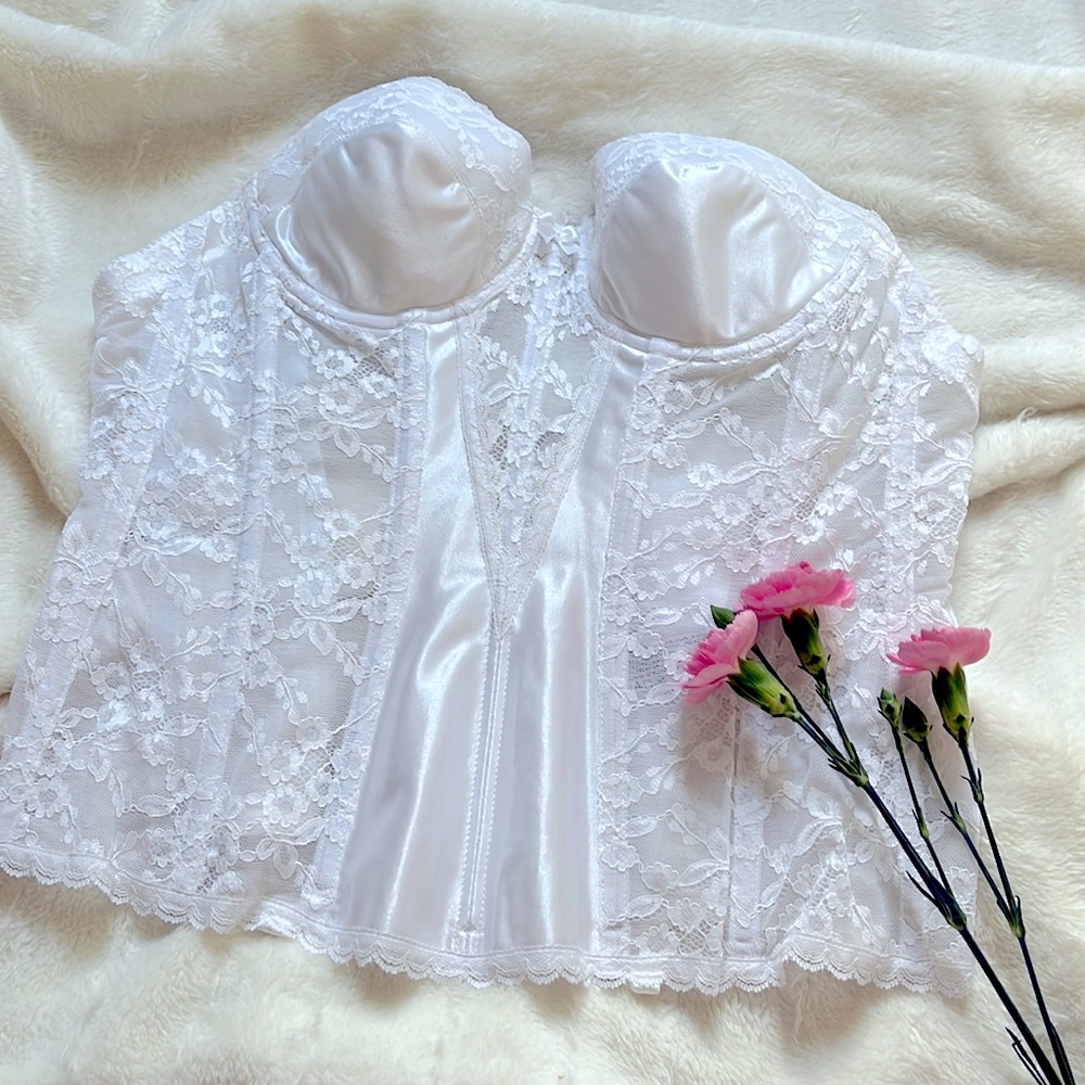 Hourglass Lace Bustier ☁️🕊️